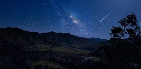 Photo par d'une étoile filante prise par Ali Afzal, disponible sur Unsplash